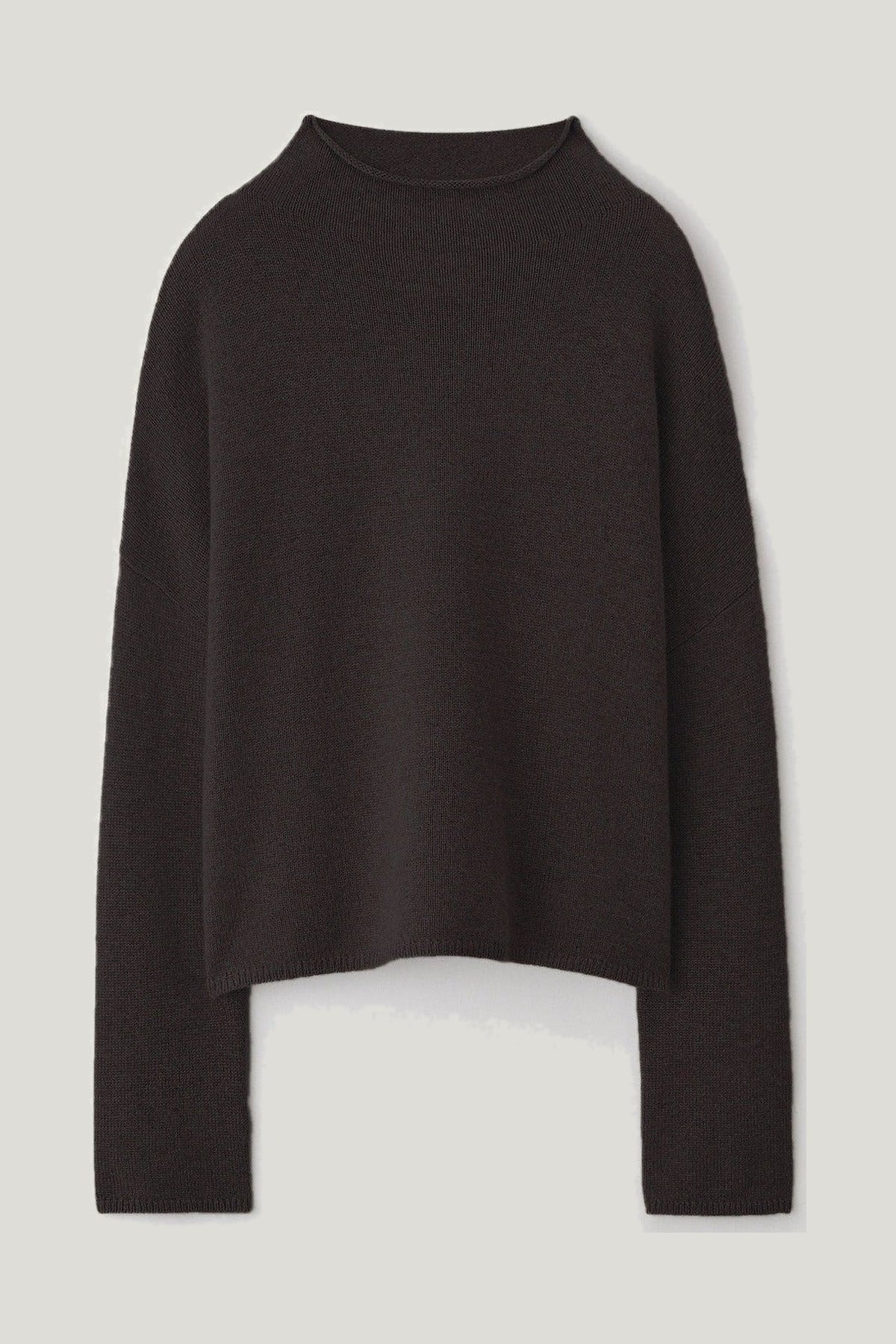 Pull col haut Sandy Lisa Yang – dark oak – packshot (visuel généré)